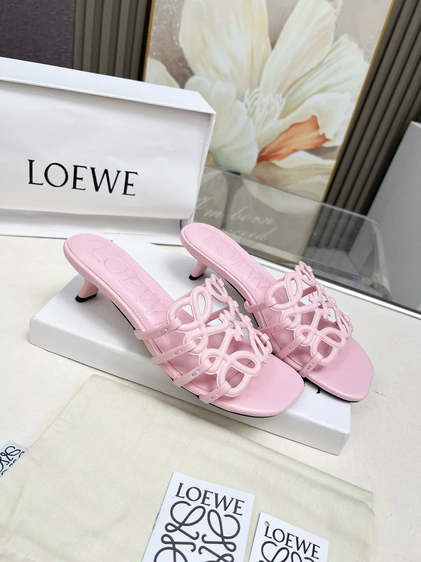 👟👟Ex-factory price 500👟👟 LOEWE 2025 SS summer limited edition hollow slippers, it is a very comprehensive noble fashion brand, highly recommended to all little fairies.   1⃣️Material: Imported cowhide 2⃣️Inner lining: Imported Italian lambskin, super soft and delicate 3⃣️Outsole: Imported Italian original original color genuine leather outsole Heel height 4.5 4⃣️Code number: 35 to 39 (40.41.42.43. Customized)